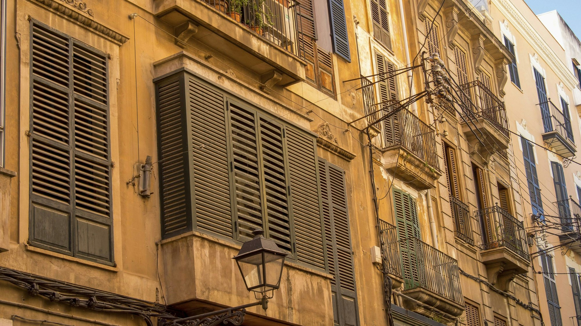 Historische Gebäude mit Fensterläden und Balkonen
