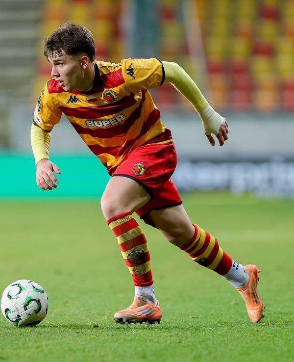 Bei einem Spiel in Polen dribbelt Oskar Pietuszewski mit dem Ball.