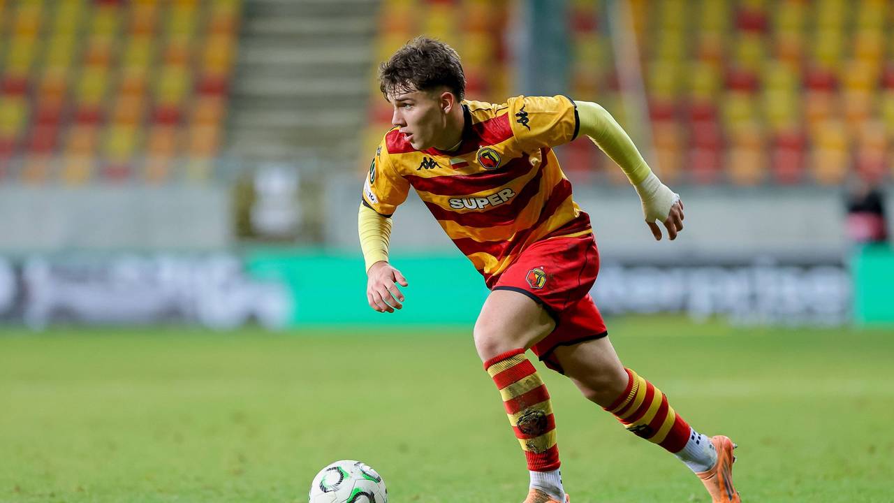 Bei einem Spiel in Polen dribbelt Oskar Pietuszewski mit dem Ball.