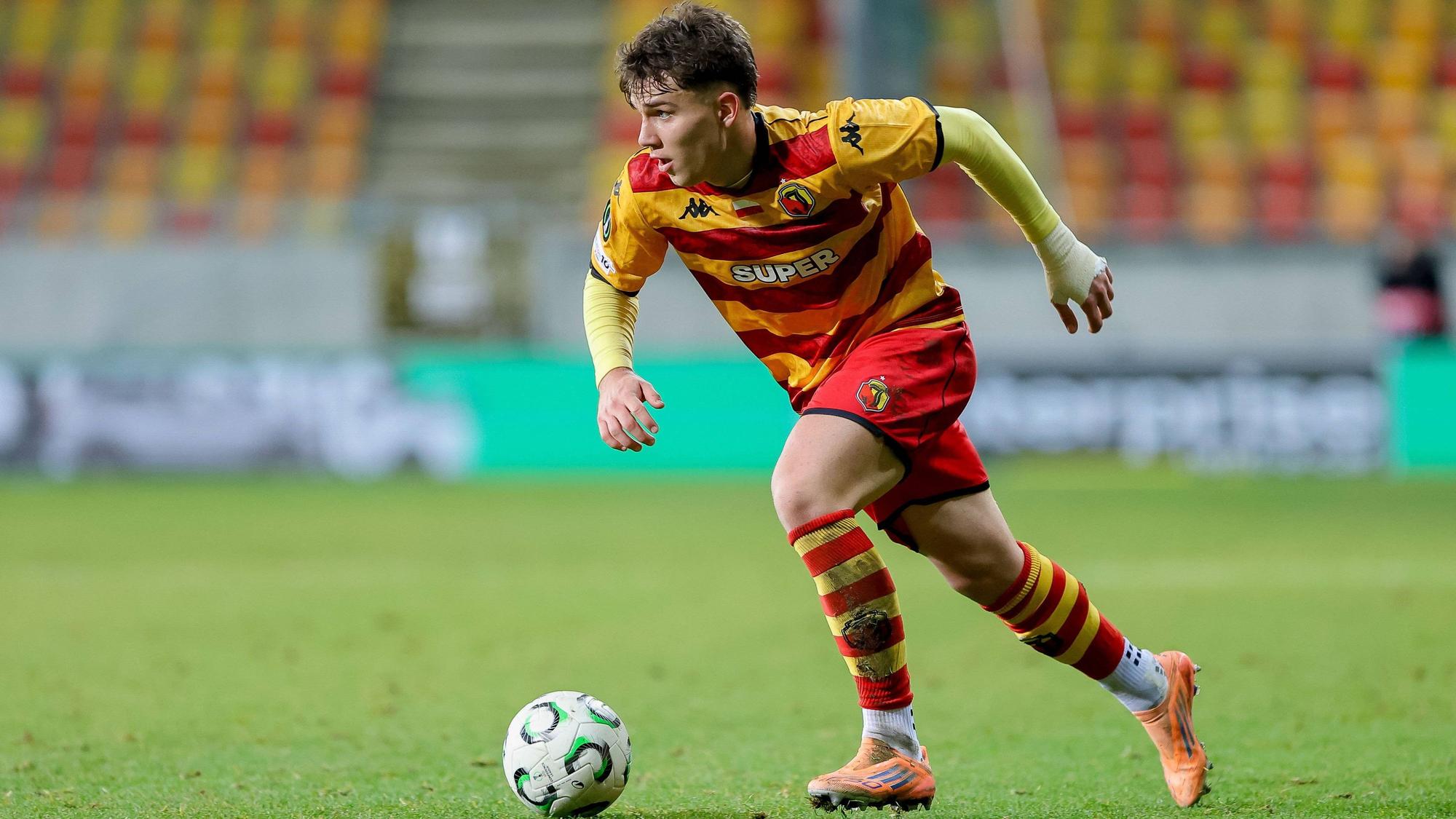 Oskar Pietuszewski am Ball.