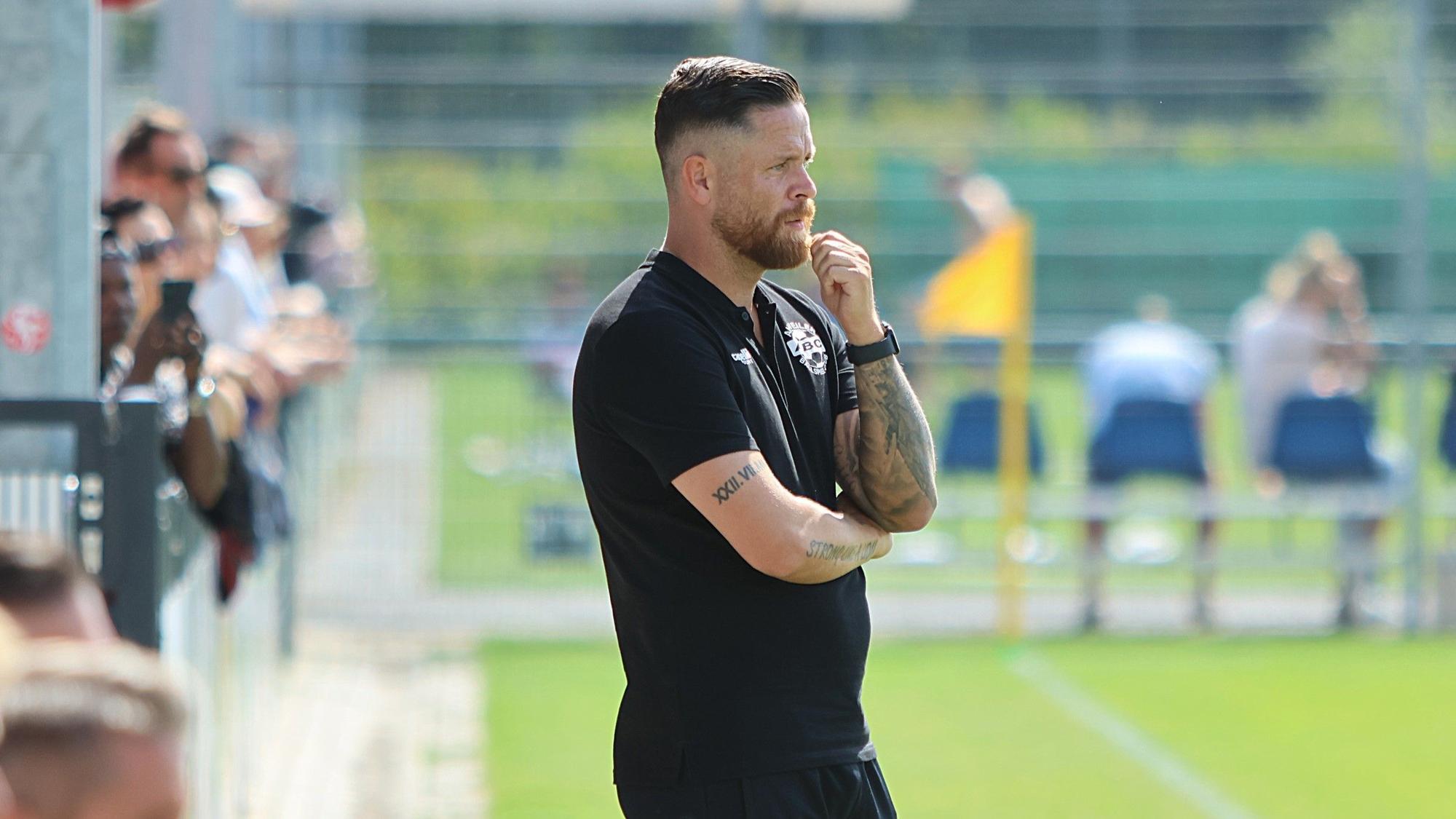 Mike Wunderlich steht bei einem Spiel als Trainer am Spielfeldrand.