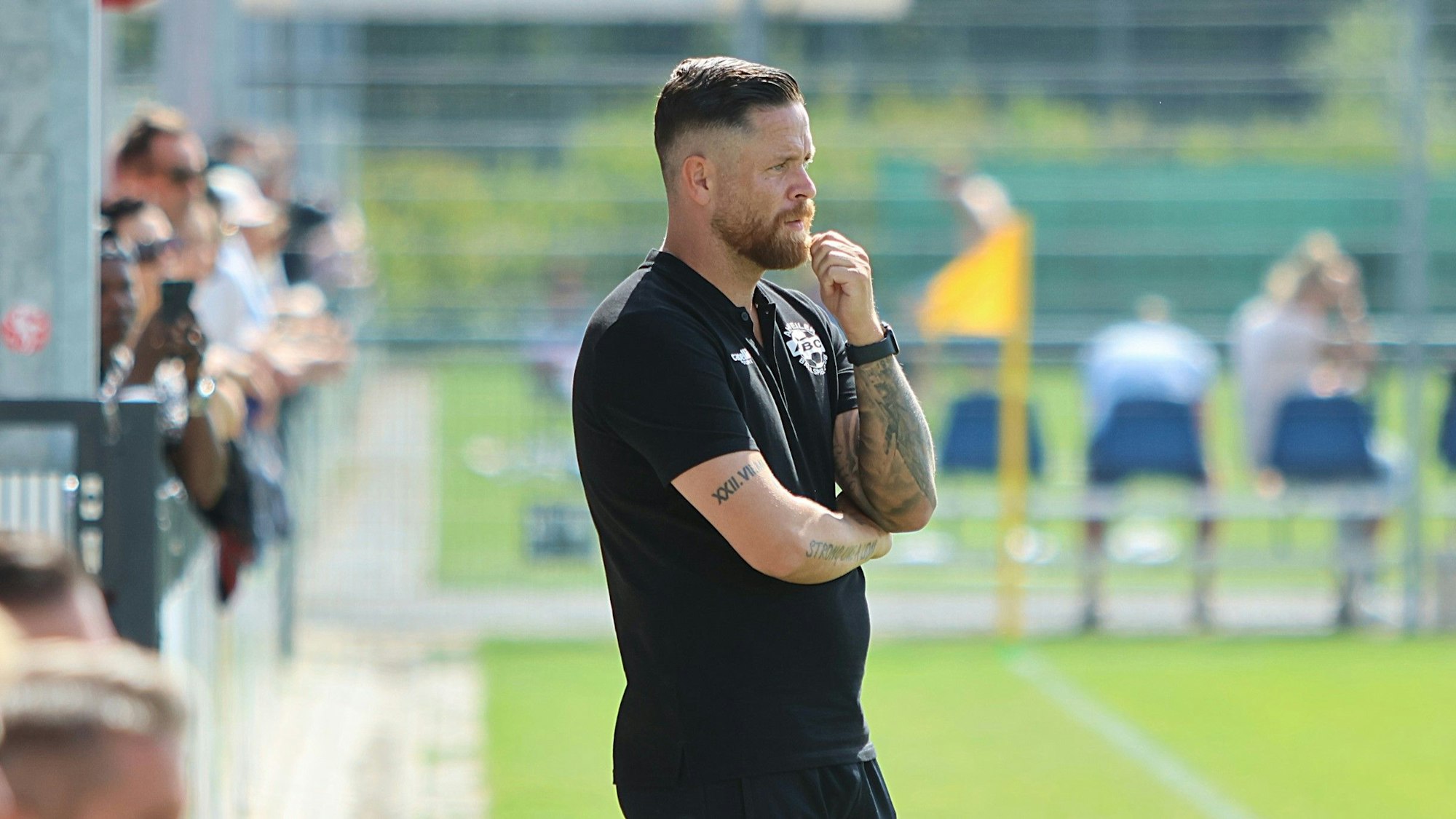 Mike Wunderlich steht bei einem Spiel als Trainer am Spielfeldrand.