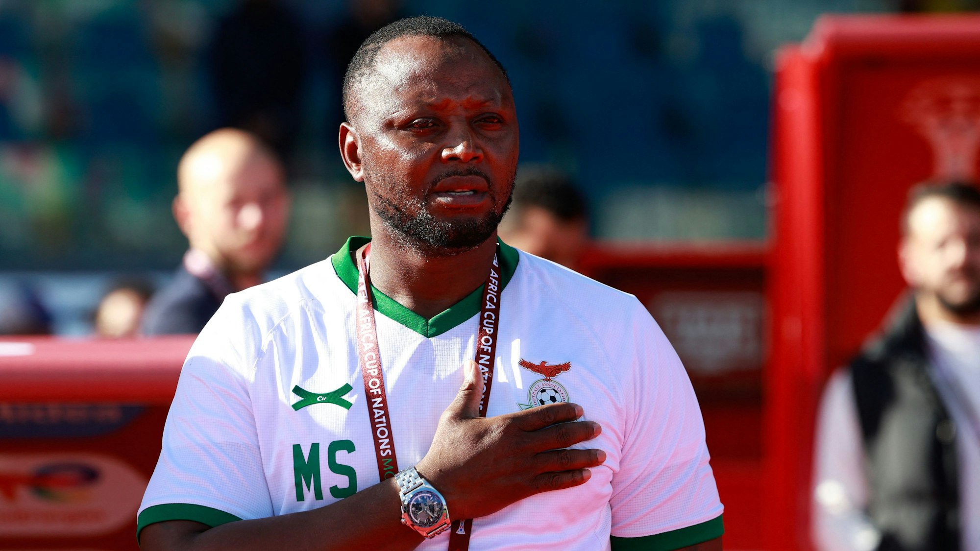 Moses Sichone hält sich die linke Hand auf die Brust.