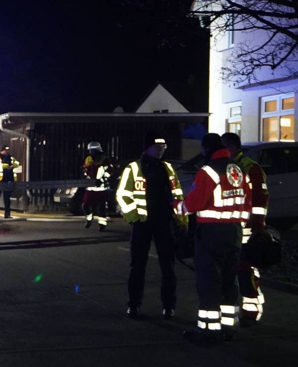 Einsatzkräfte der Feuerwehr arbeiten an einem Unglücksort.