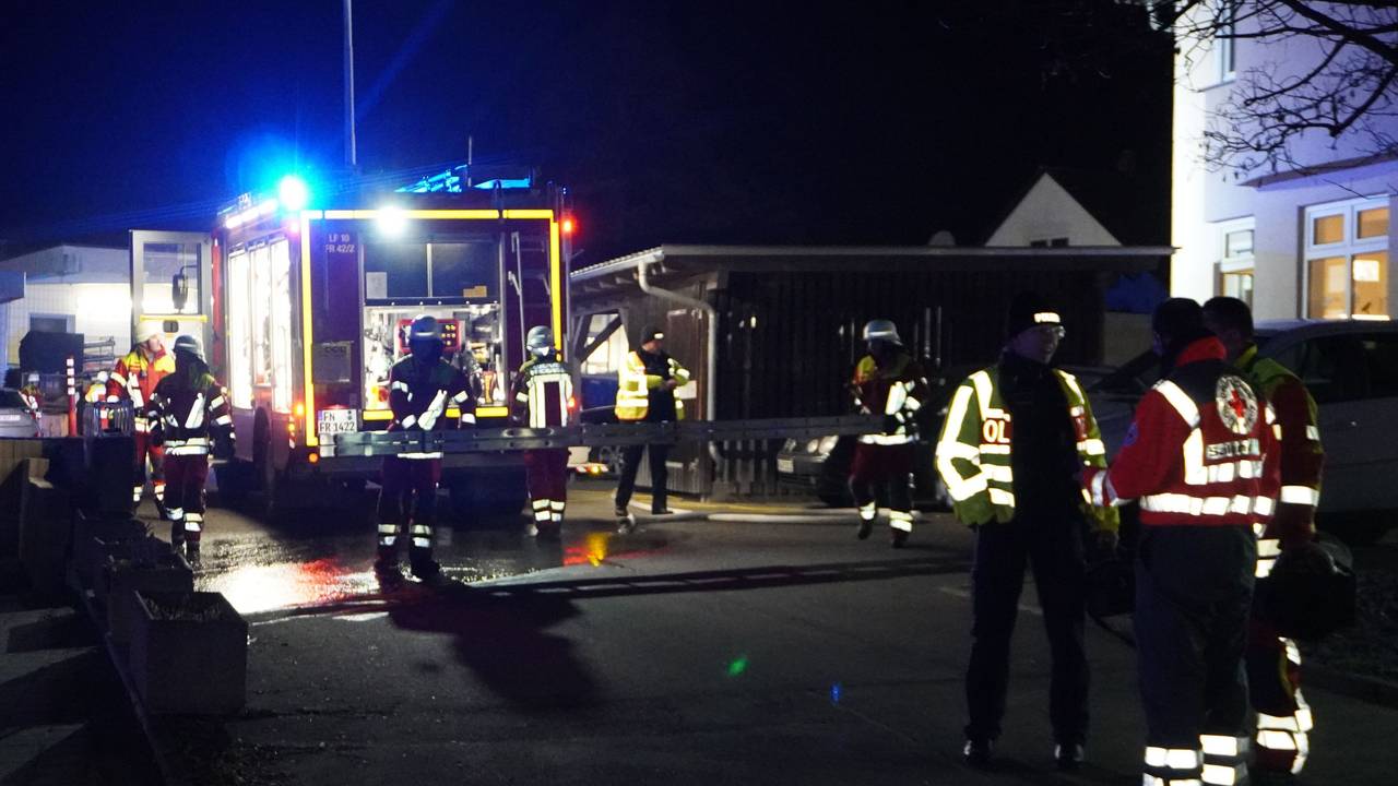 Einsatzkräfte der Feuerwehr arbeiten an einem Unglücksort.
