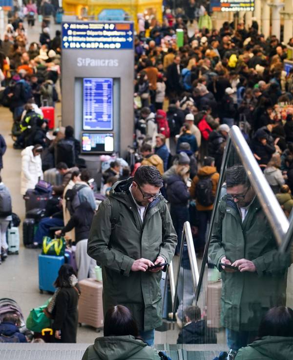 Passagiere stehen am Bahnhof St Pancras International.