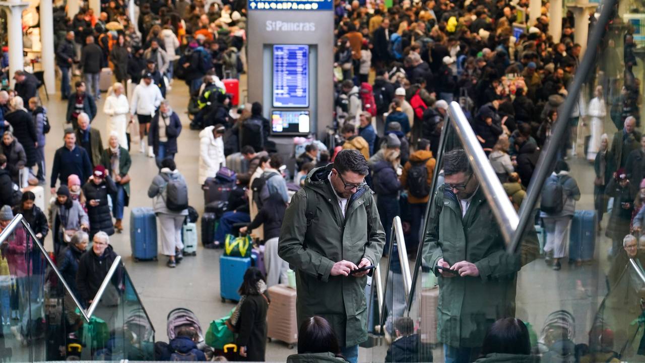 Passagiere stehen am Bahnhof St Pancras International.
