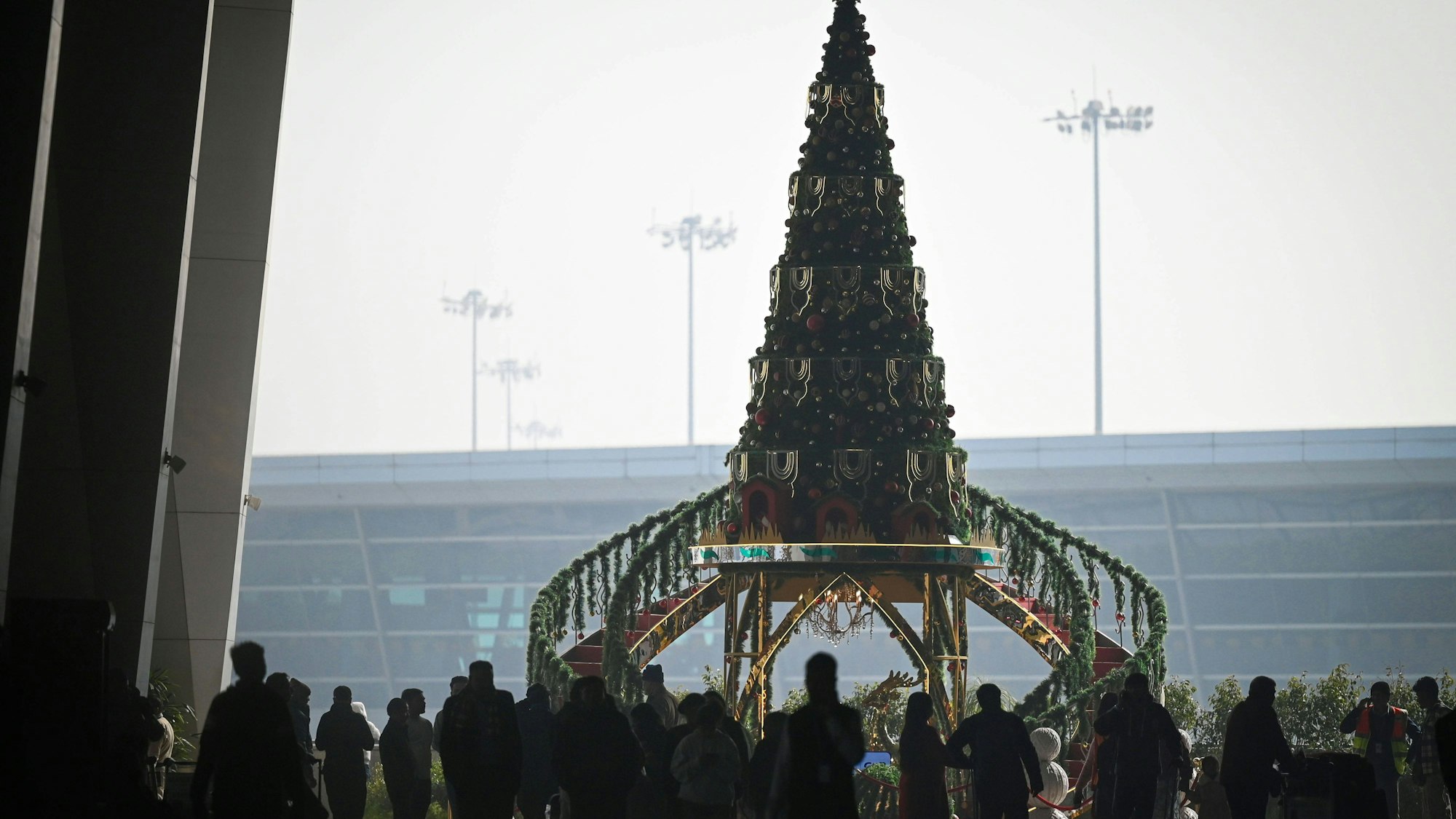 Nebel am Flughafen mit Menschen und Weihnachtsbaum