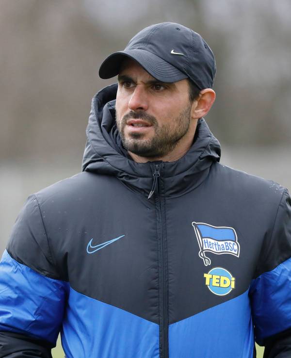 Alexander Nouri bei Hertha BSC auf dem Trainingsplatz.