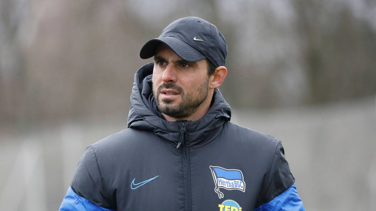 Alexander Nouri bei Hertha BSC auf dem Trainingsplatz.