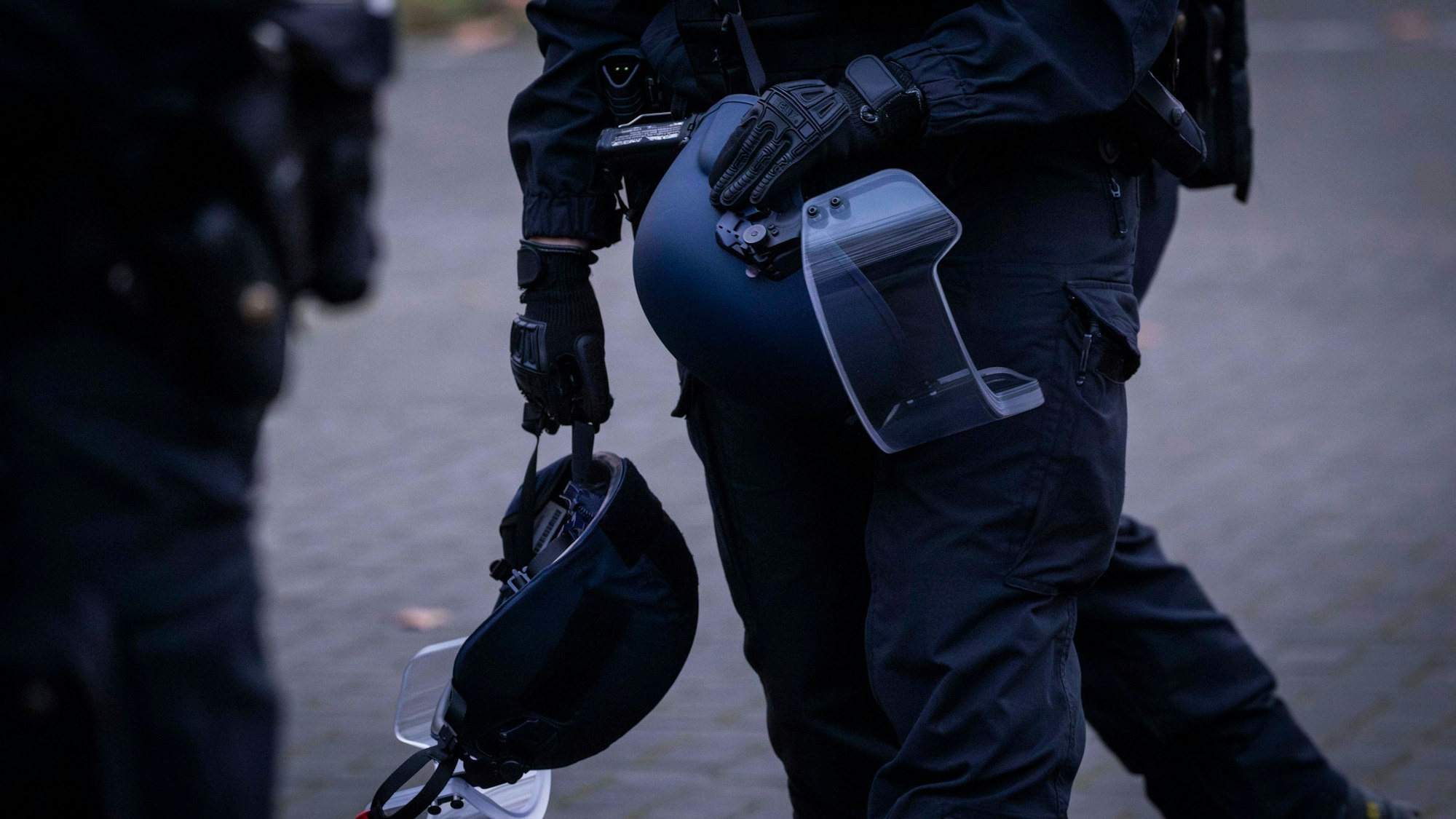 Polizist mit ballistischem Schutzhelm und Handschuhen