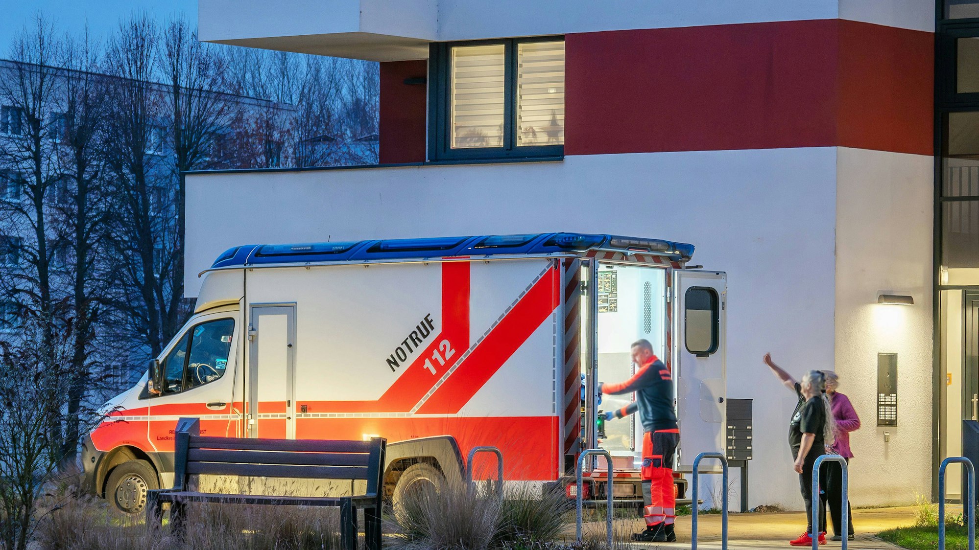 Rettungsdienstfahrzeug bei einem Einsatz am Abend