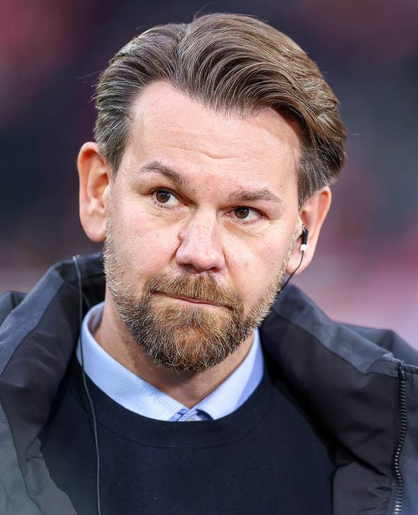 Thomas Kessler vor einem Spiel des 1. FC Köln beim TV-Interview.