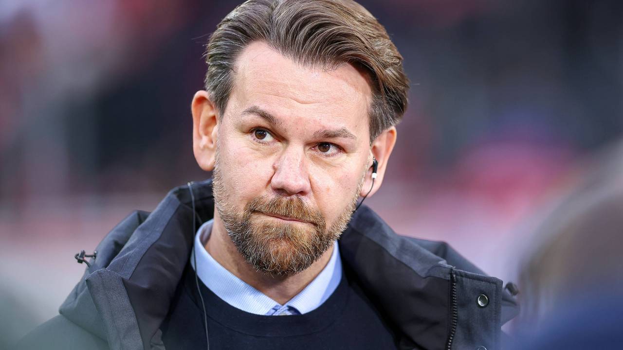 Thomas Kessler vor einem Spiel des 1. FC Köln beim TV-Interview.