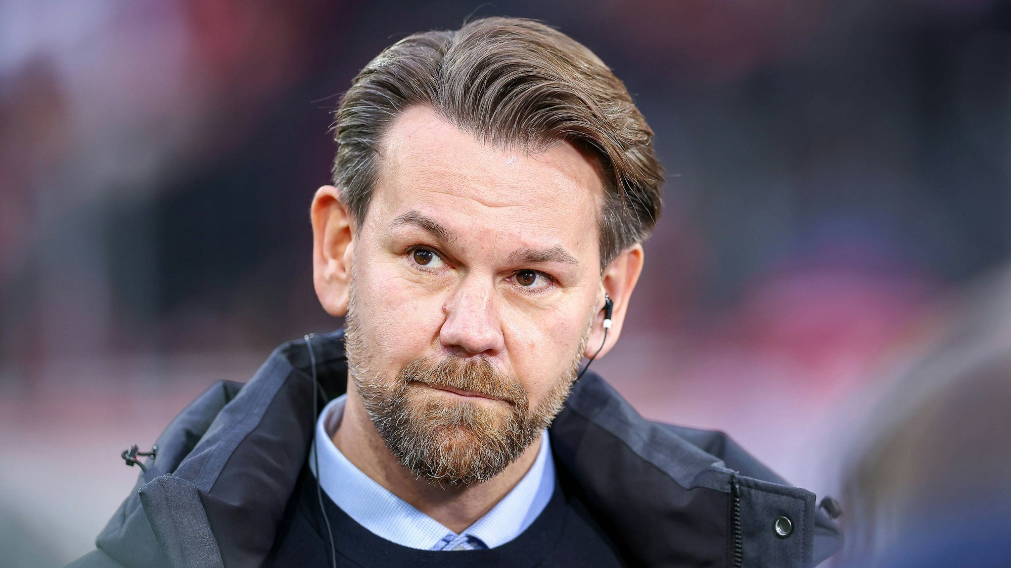 Thomas Kessler vor einem Spiel des 1. FC Köln beim TV-Interview.