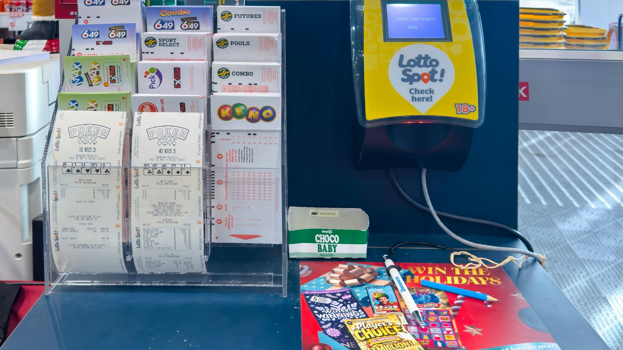 Lottoscheinprüfer und verschiedene Lottoscheine