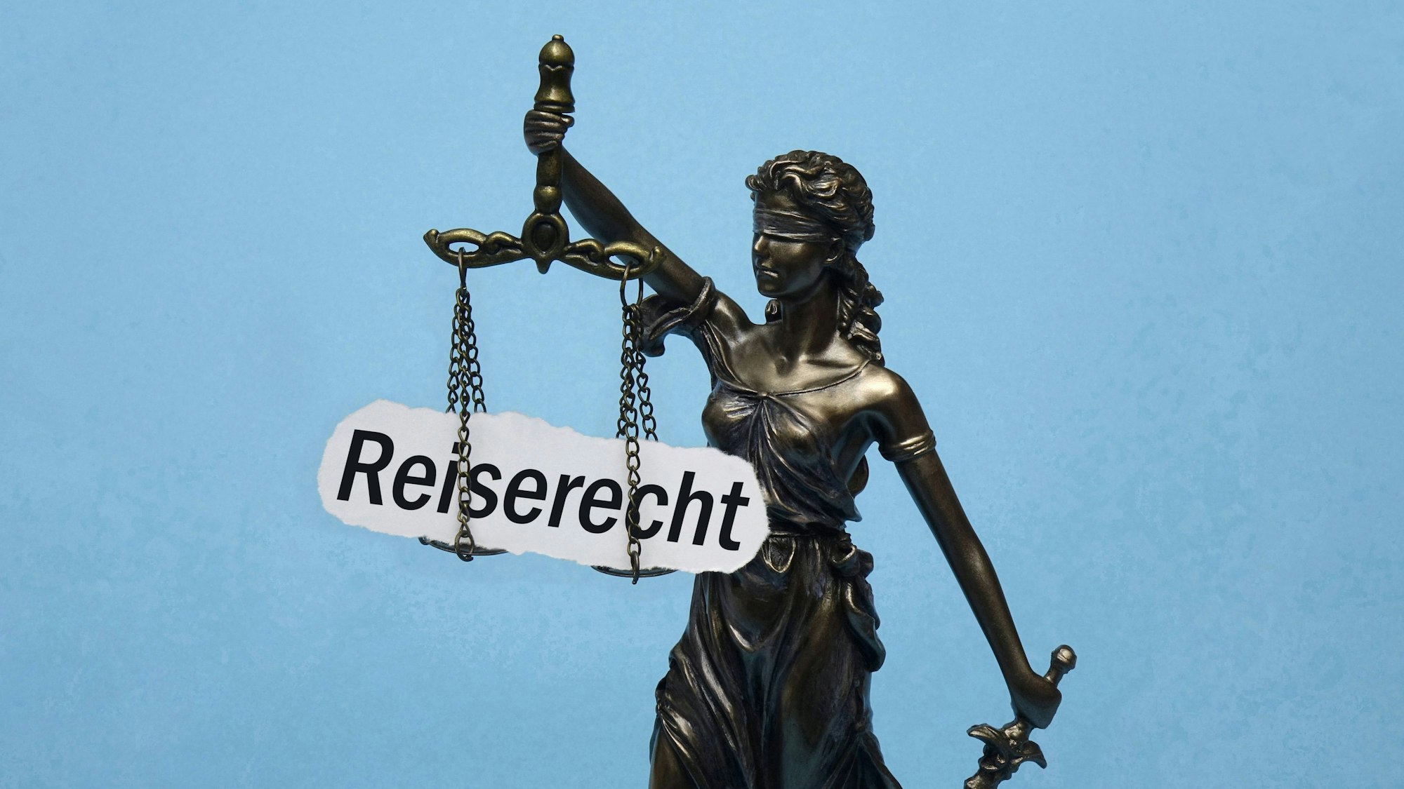 Justitia mit Waage und Schriftzug Reiserecht