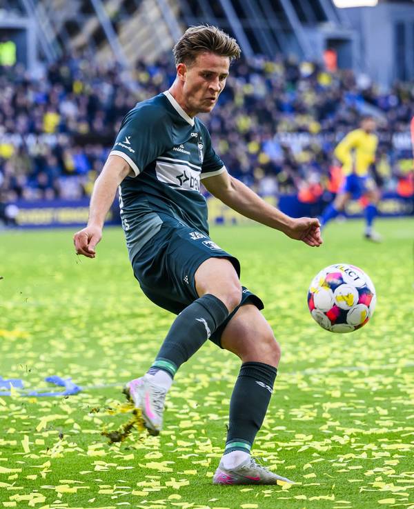 Bei einem Spiel von Aarhus GF ist Rasmus Carstensen am Ball.