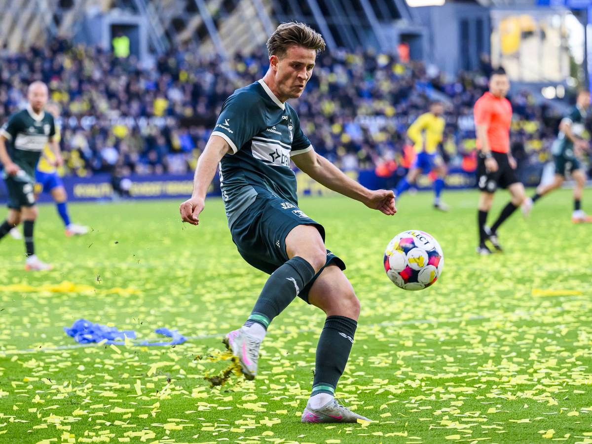 Bei einem Spiel von Aarhus GF ist Rasmus Carstensen am Ball.