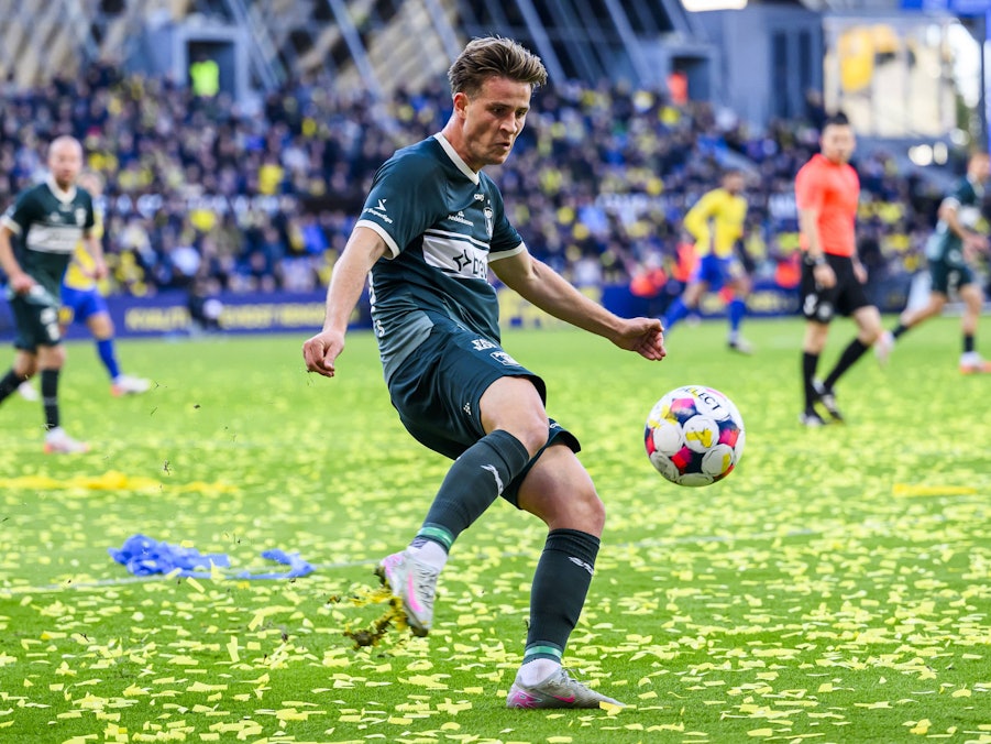 Bei einem Spiel von Aarhus GF ist Rasmus Carstensen am Ball.