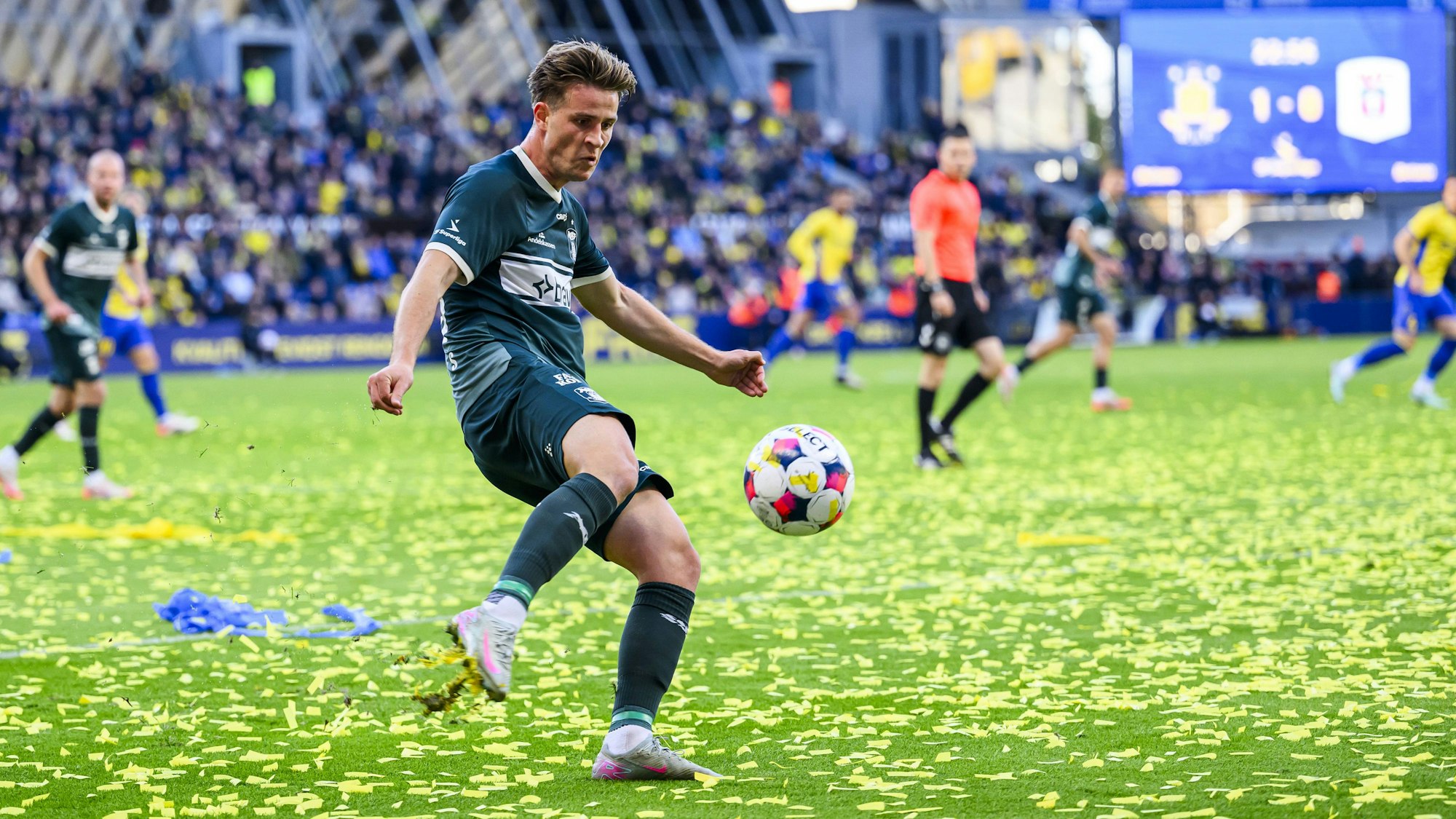 Rasmus Carstensen schlägt den Ball bei einem Spiel nach vorne.