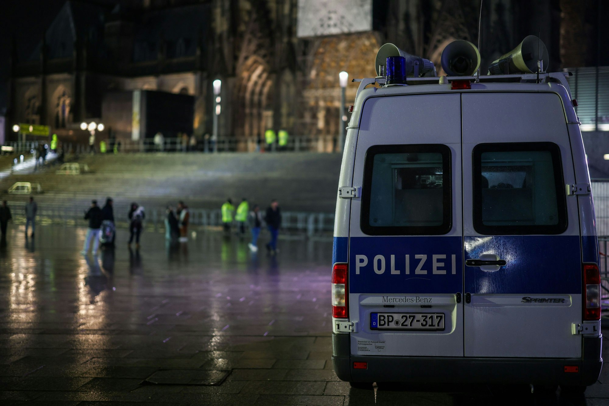 Ein Fahrzeug der Bundespolizei steht auf dem Platz zwischen dem Hauptbahnhof und dem Kölner Dom.