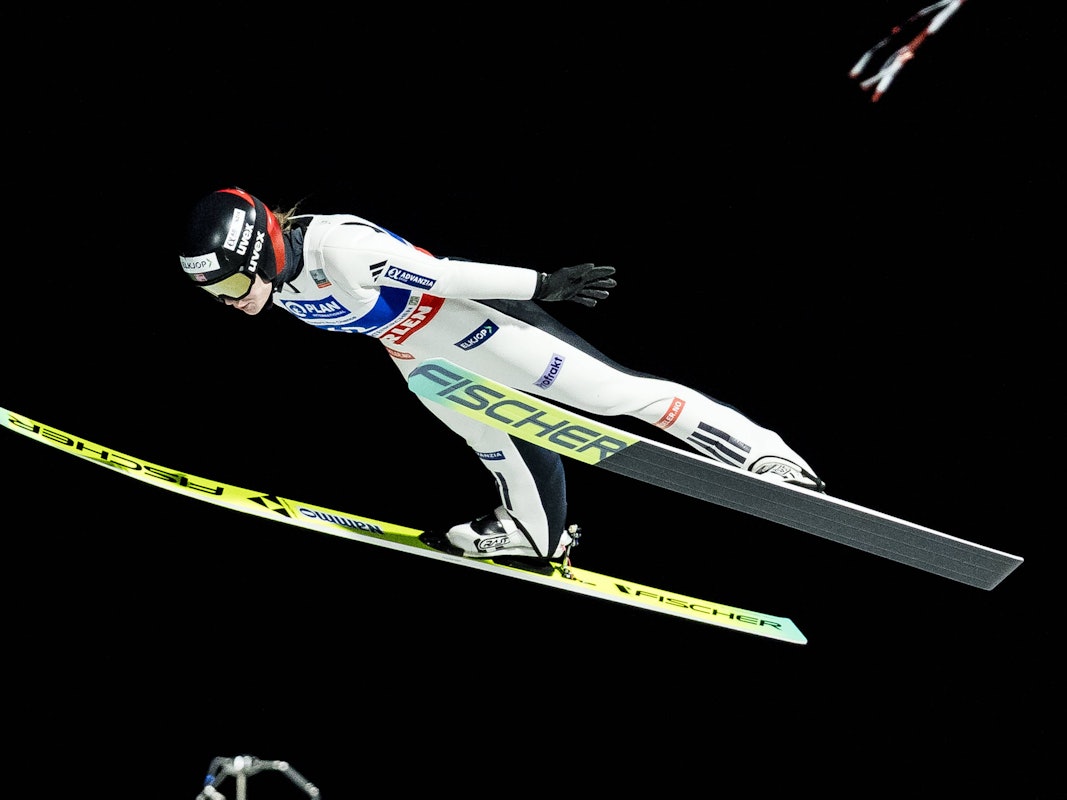 Skispringerin Anna Odine Ström in der Luft.