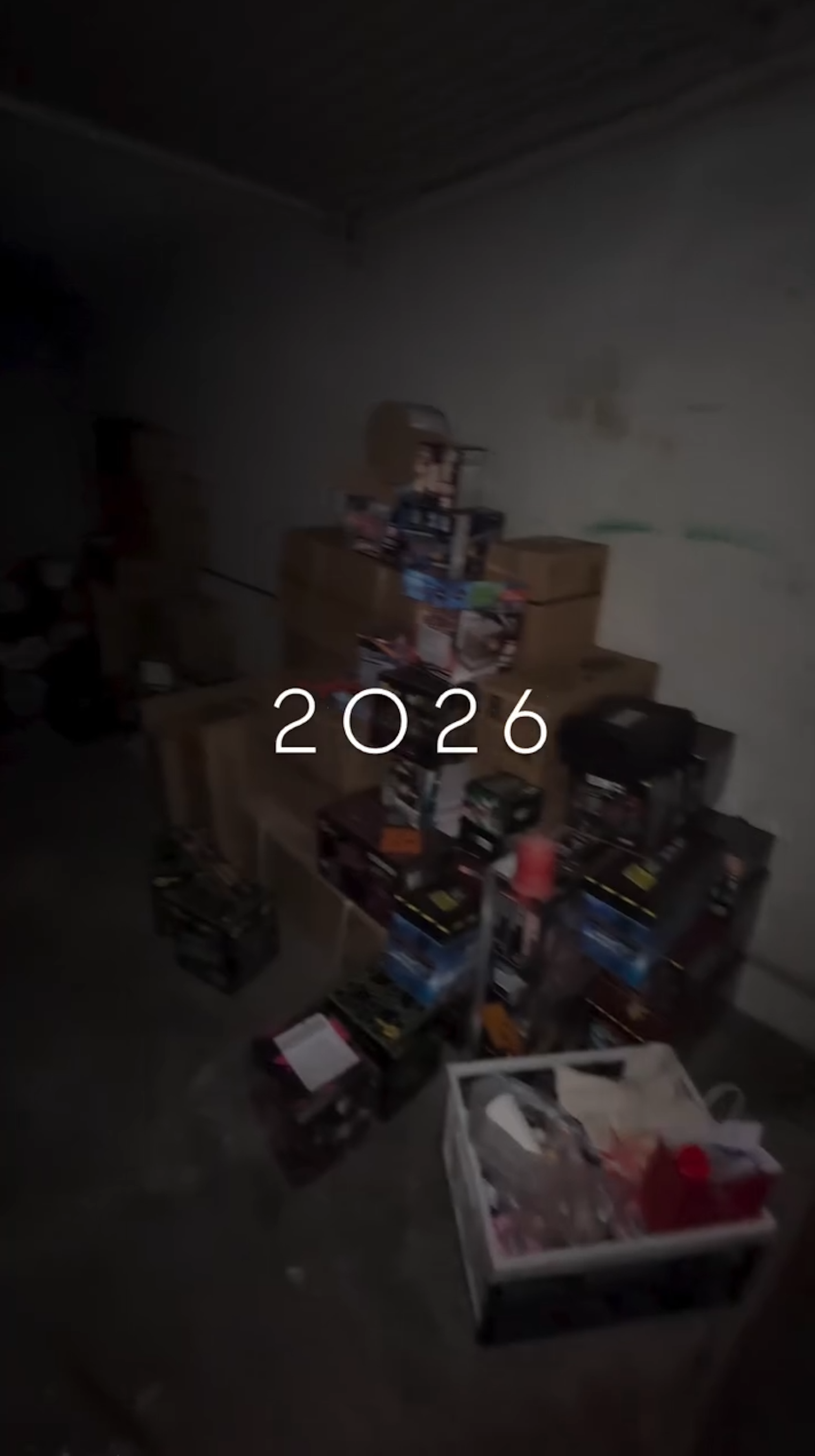 Alessia Herren filmt in eine Garage, die vollgepackt ist mit Silvester-Feuerwerk.