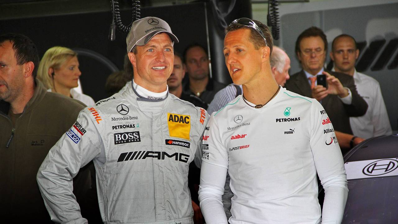 In der Box stehen Ralf und Michael Schumacher bei einem Rennen der DTM nebeneinander.