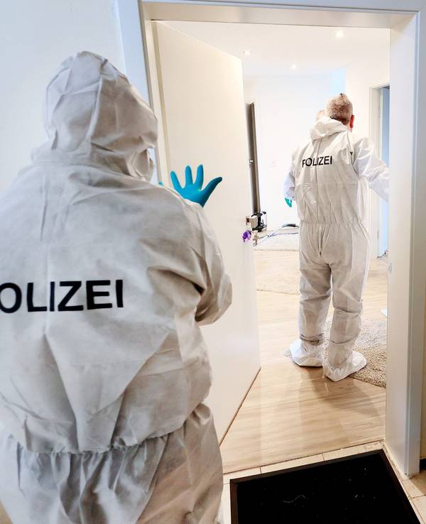 In der Willi-Lauf-Allee in Köln soll ein 47-jähriger Mann eine 39 Jahre alte Frau getötet haben. Das Symbolbild zeigt Mitarbeitende eines Spurensicherungs-Teams.