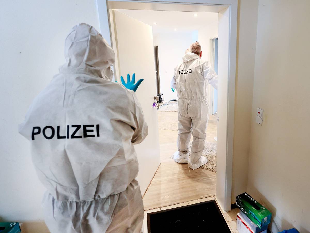 In der Willi-Lauf-Allee in Köln soll ein 47-jähriger Mann eine 39 Jahre alte Frau getötet haben. Das Symbolbild zeigt Mitarbeitende eines Spurensicherungs-Teams.