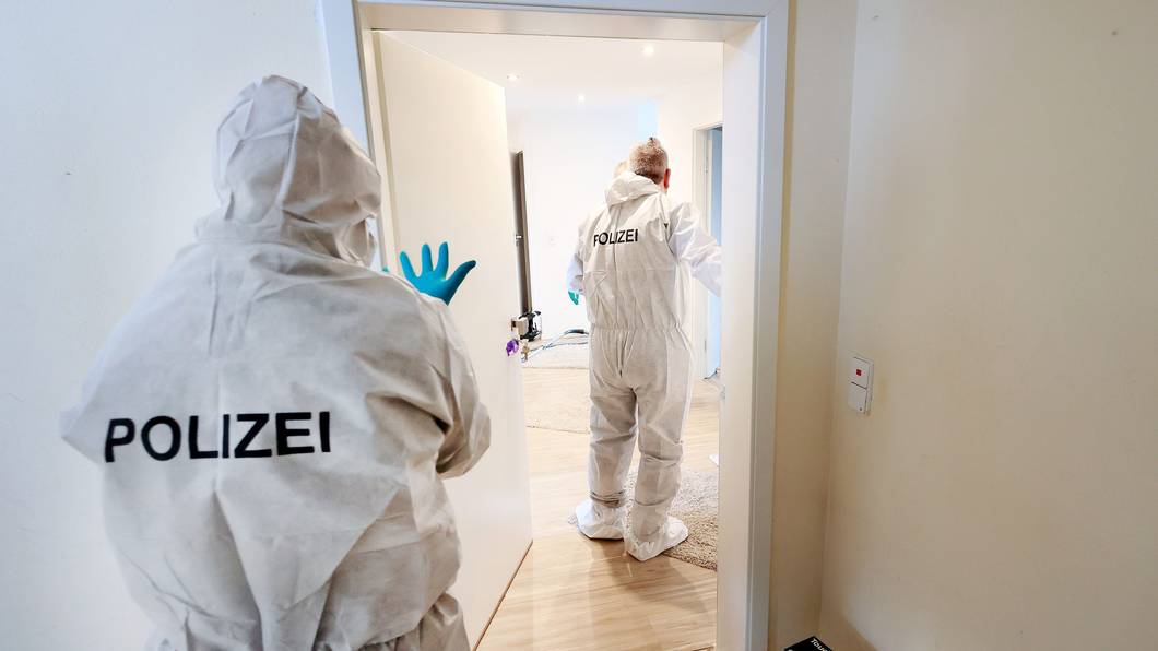 In der Willi-Lauf-Allee in Köln soll ein 47-jähriger Mann eine 39 Jahre alte Frau getötet haben. Das Symbolbild zeigt Mitarbeitende eines Spurensicherungs-Teams.