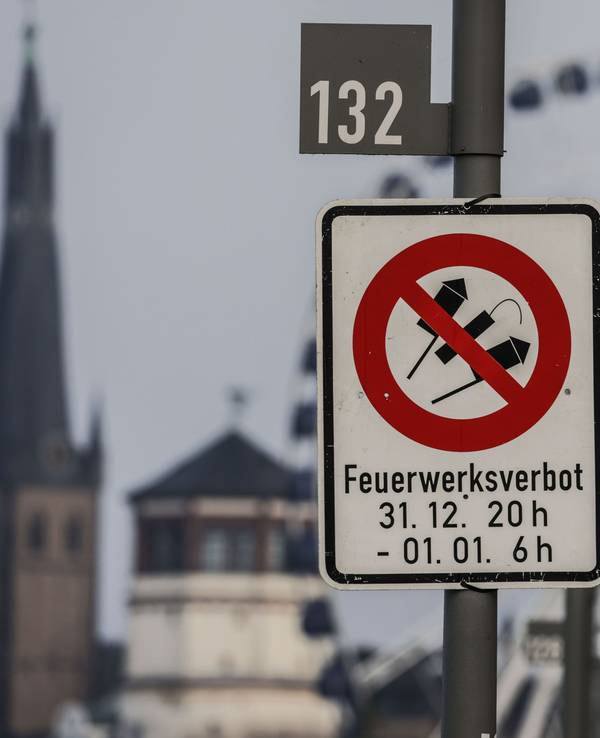 Ein Schild mit der Aufschrift „Feuerwerksverbot“ steht am Rheinufer in der Altstadt. Am frühen Neujahrsmorgen hat es in der Düsseldorfer Altstadt ein versuchtes Tötungsdelikt gegeben.