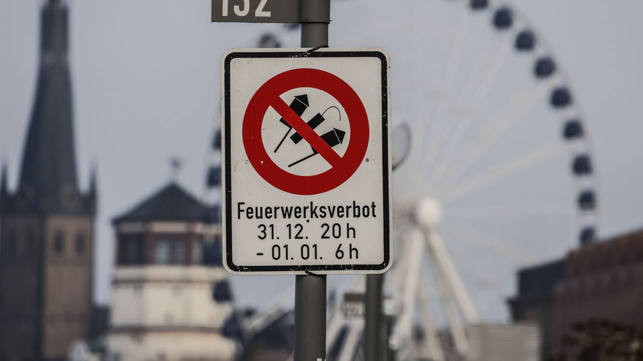 Ein Schild mit der Aufschrift „Feuerwerksverbot“ steht am Rheinufer in der Altstadt. Am frühen Neujahrsmorgen hat es in der Düsseldorfer Altstadt ein versuchtes Tötungsdelikt gegeben.