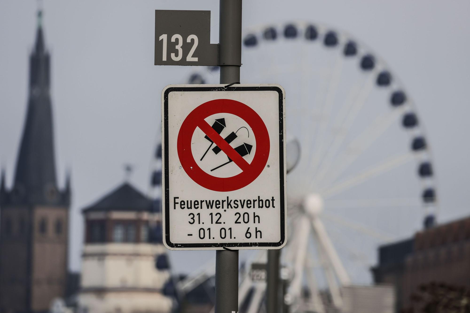 Ein Schild mit der Aufschrift „Feuerwerksverbot“ steht am Rheinufer in der Altstadt. Am frühen Neujahrsmorgen hat es in der Düsseldorfer Altstadt ein versuchtes Tötungsdelikt gegeben.