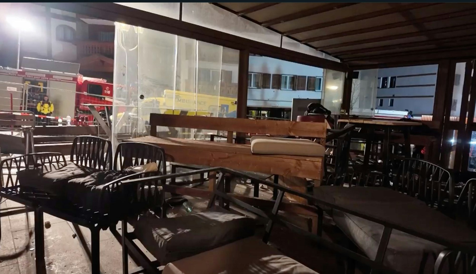 Das Innere der Bar und Lounge „Le Constellation“, wo nach einer Explosion in den frühen Morgenstunden der Silvesternacht ein Feuer ausgebrochen ist.