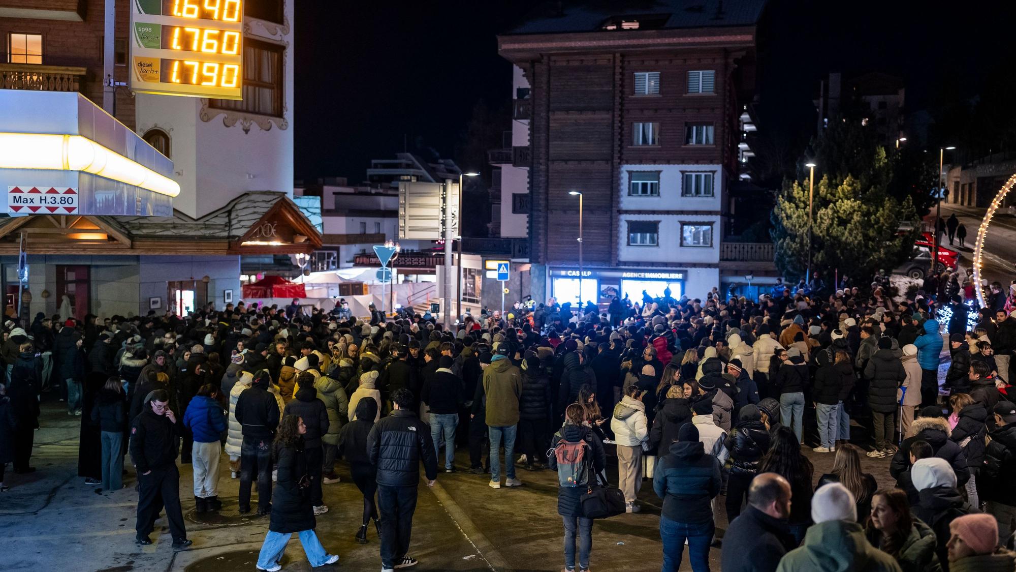 Mehrere hundert Trauernde versammeln sich, um Blumen niederzulegen und Kerzen anzuzünden, um der Opfer des Brandes in der Bar „Le Constellation“ zu gedenken, bei dem es Tote und Verletzte gab