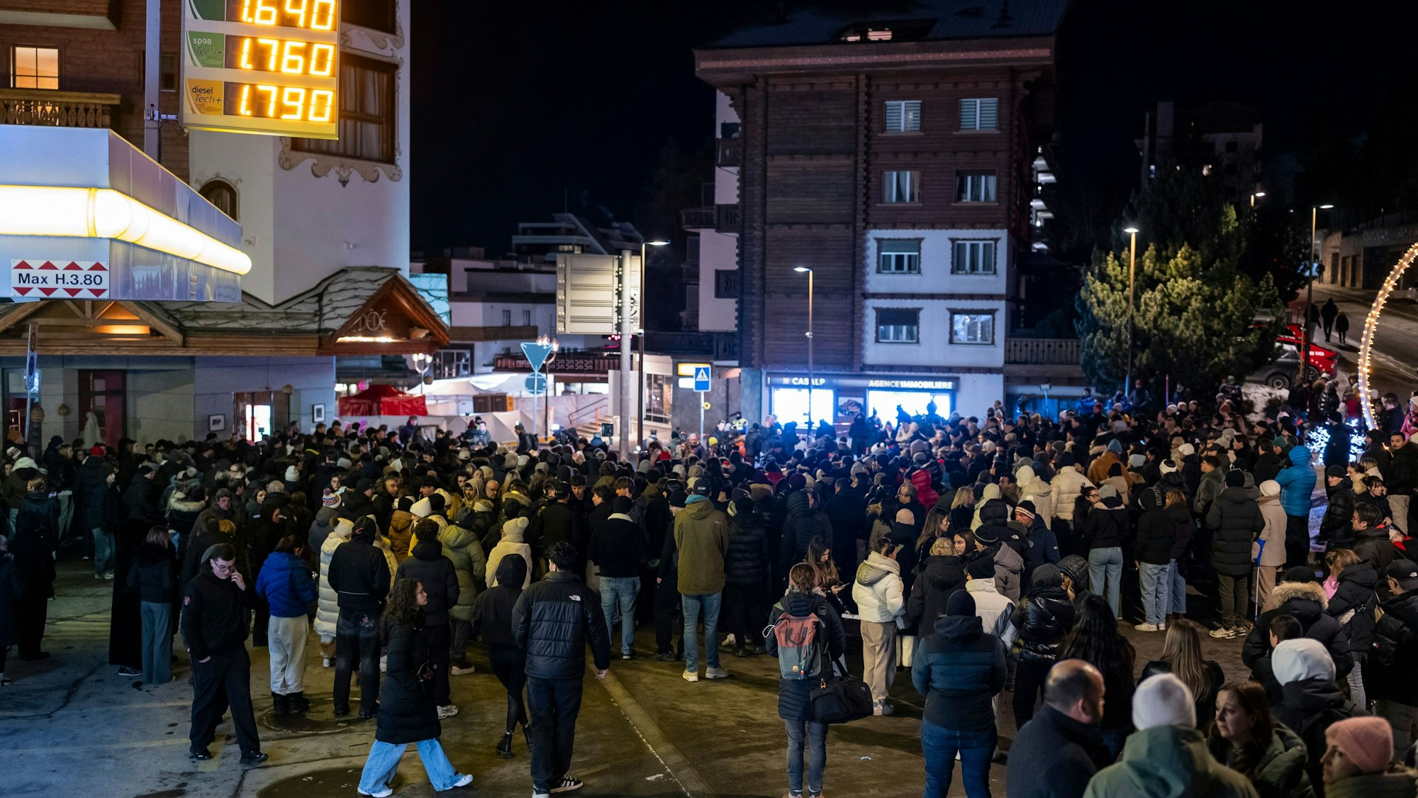 Mehrere hundert Trauernde versammeln sich, um Blumen niederzulegen und Kerzen anzuzünden, um der Opfer des Brandes in der Bar „Le Constellation“ zu gedenken, bei dem es Tote und Verletzte gab