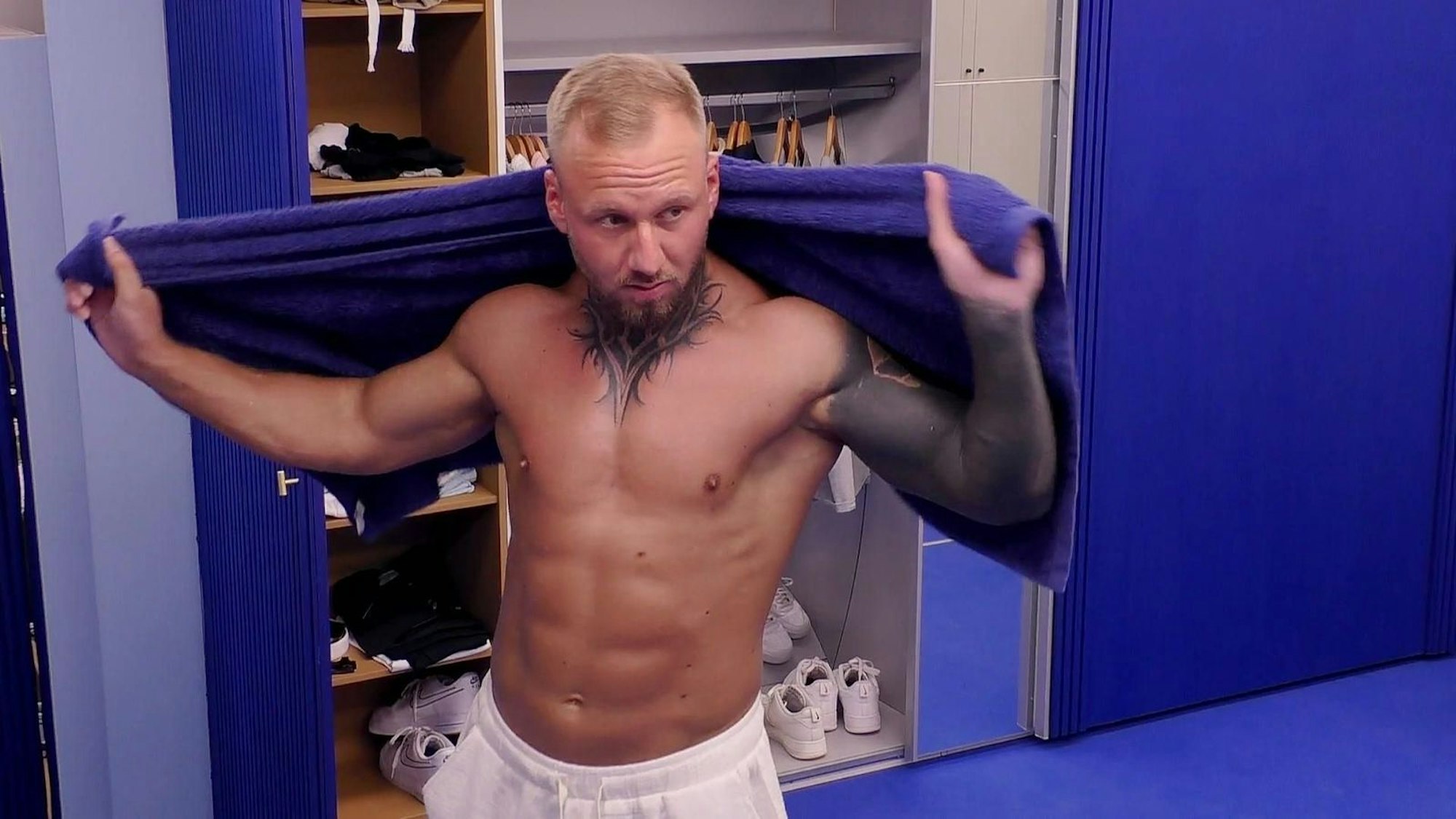 Der eifersüchtige Johannes zeigt dem Neuzugang, wo's langgeht. (Bild: RTL)