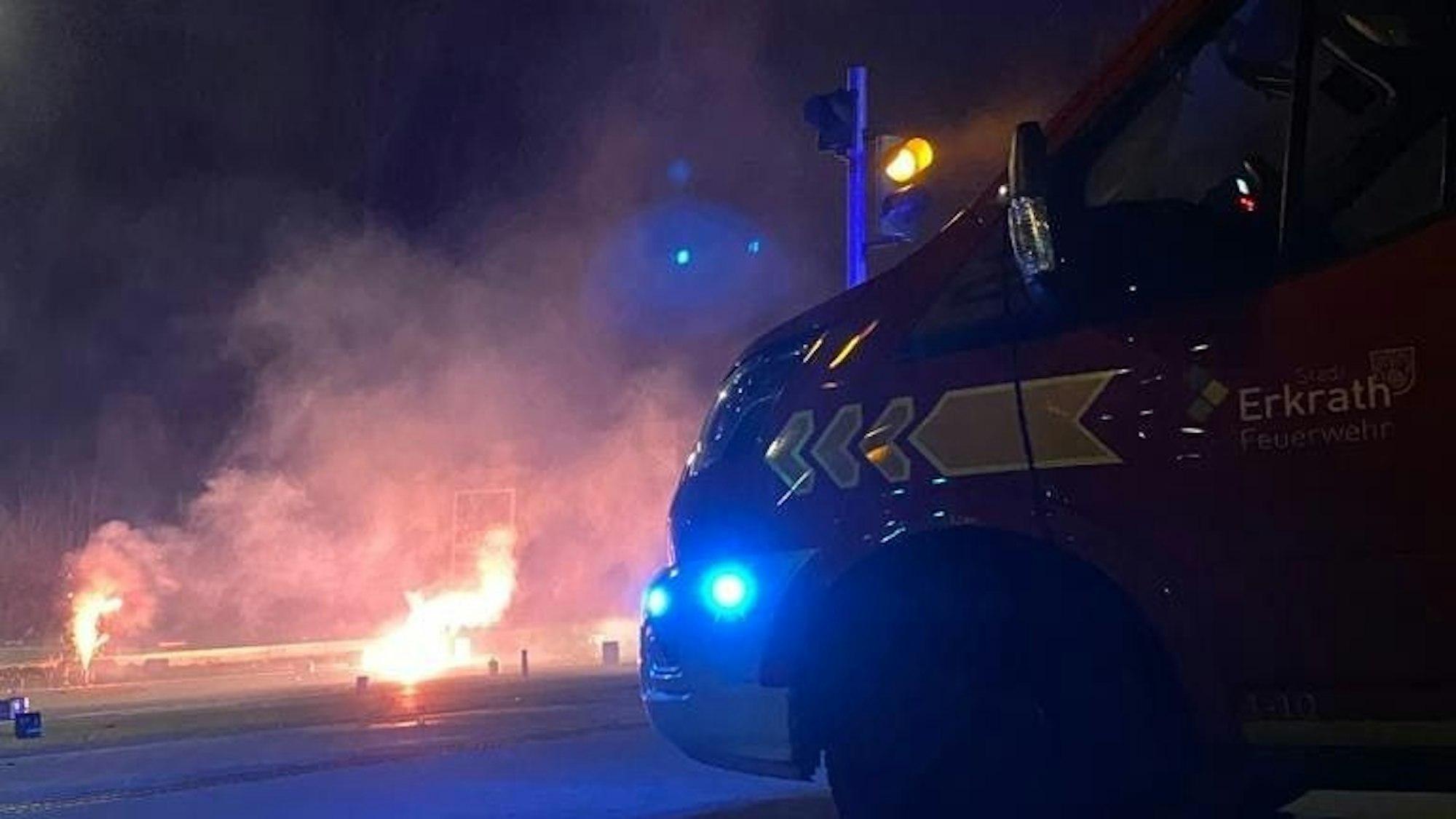 Ein Feuerwehrauto der Feuerwehr Erkrath im Einsatz (Symbolfoto).
