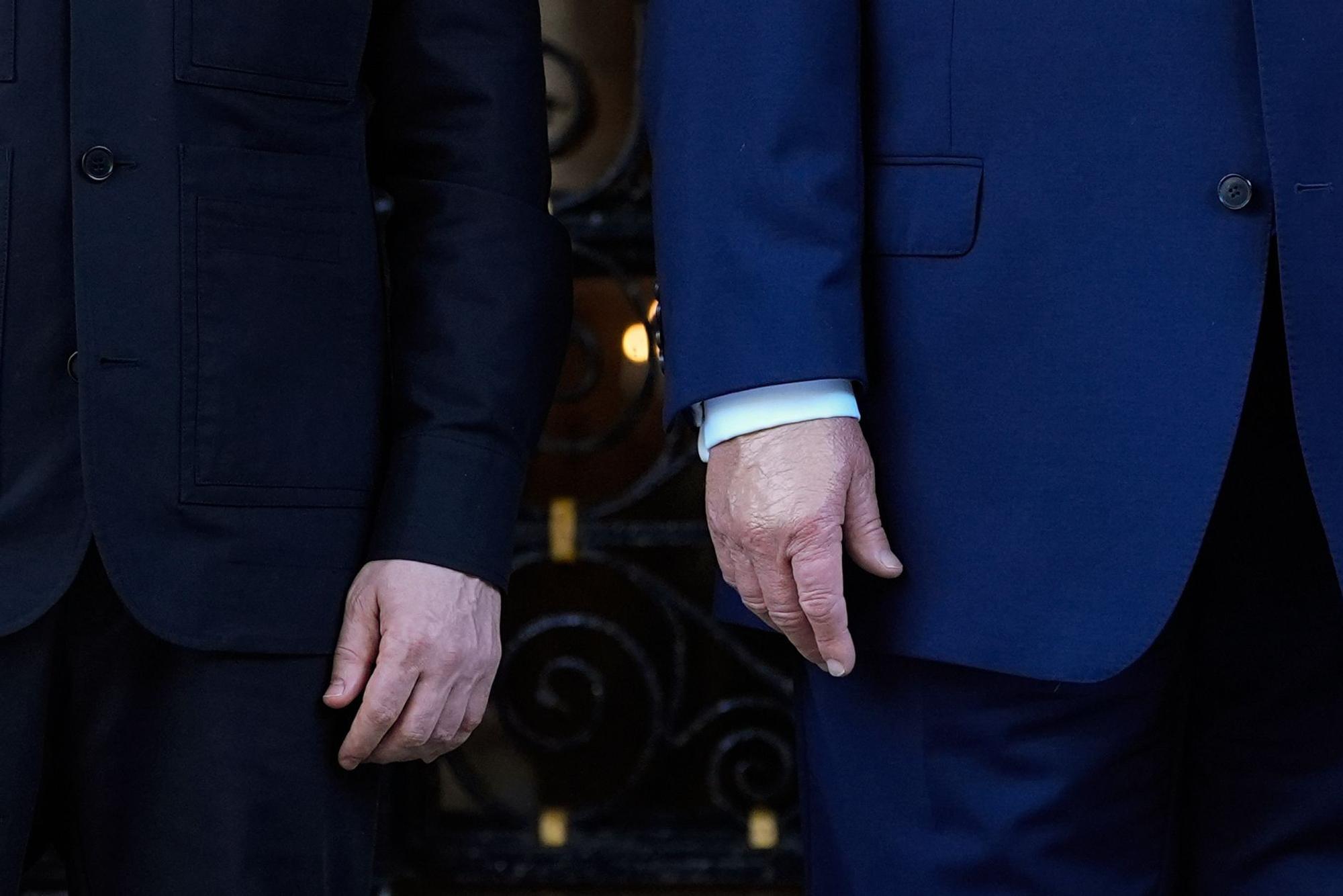Blick auf die Hände von US-Präsident Trump (r.) und vom ukrainischen Präsidenten Selenskyj vor ihren Gesprächen im Club Mar-a-Lago.