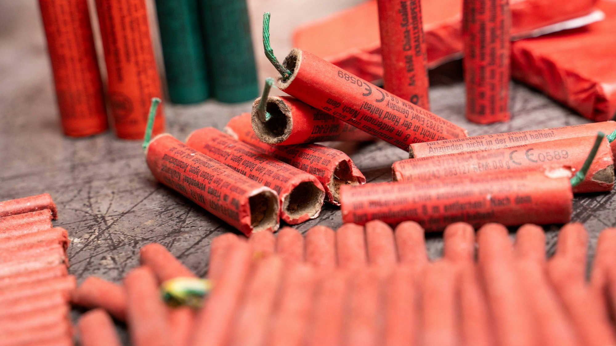 Mehrere rote Feuerwerkskörper mit Zündschnüren