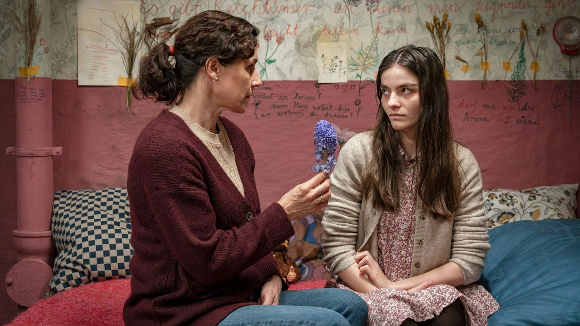 Amanda (Emilie Neumeister, rechts) verbrachte Jahre in Gefangenschaft. Was hat ihre Mutter (Nina Kunzendorf) damit zu tun?