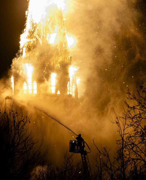 Einsatzkräfte der Feuerwehr löschen die brennende Vondelkirche in der Nähe des Vondelparks.