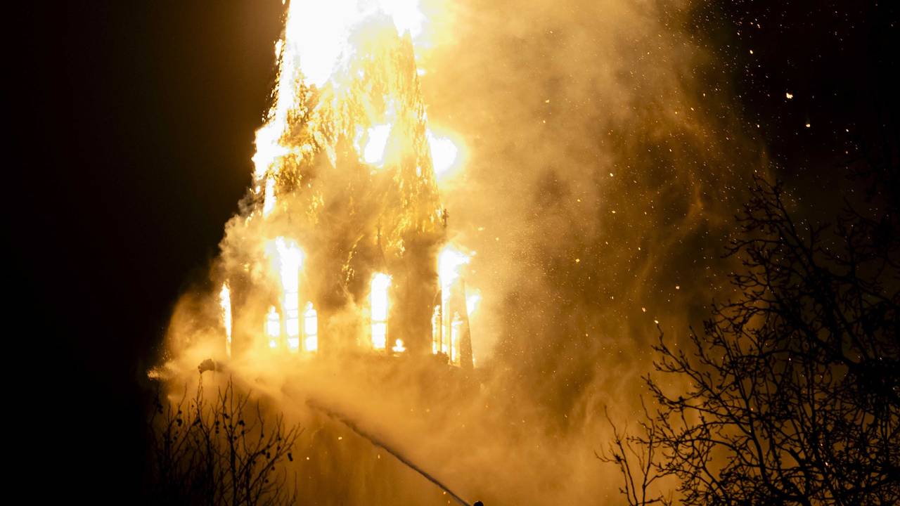 Einsatzkräfte der Feuerwehr löschen die brennende Vondelkirche in der Nähe des Vondelparks.