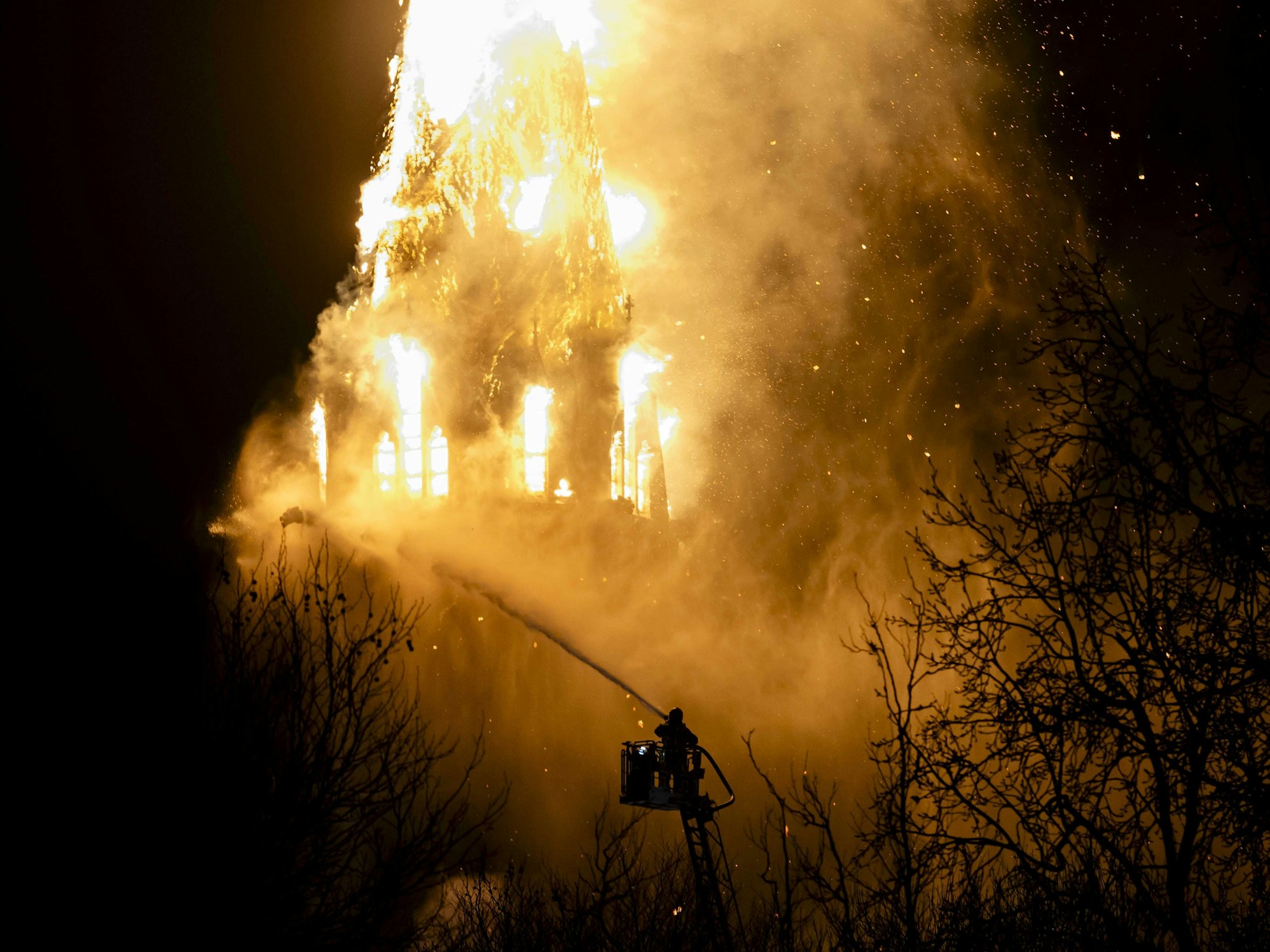 Einsatzkräfte der Feuerwehr löschen die brennende Vondelkirche in der Nähe des Vondelparks.