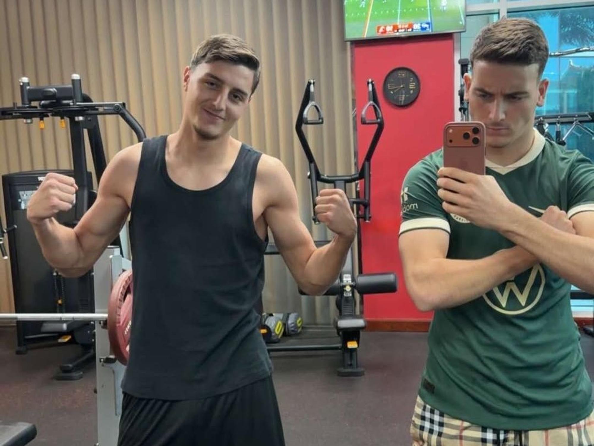 Im Kraftraum posieren die beiden FC-Spieler Said und Malek El Mala.