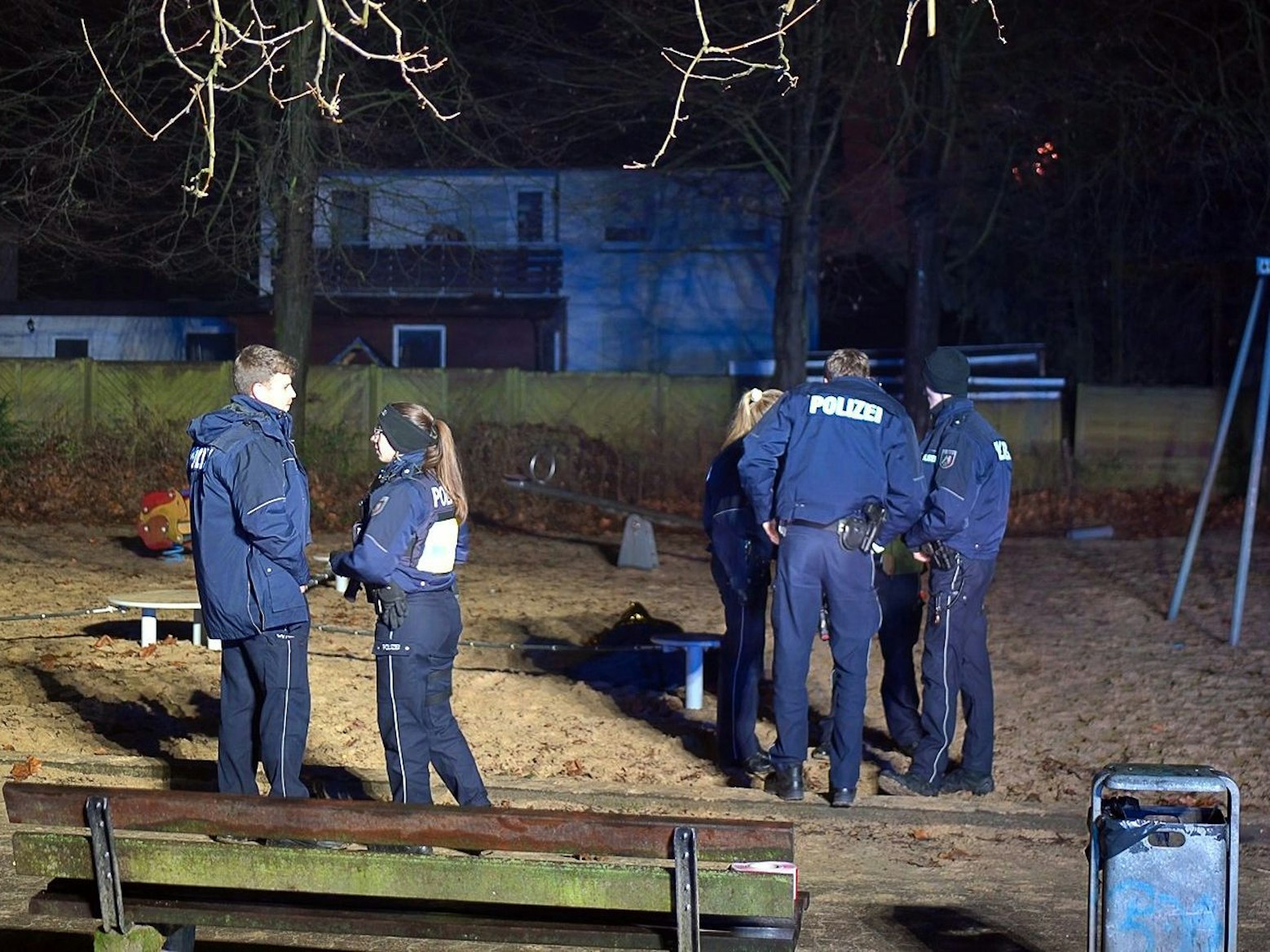 Einsatzkräfte der Polizei stehen am Unfallort auf einem Spielplatz in Bielefeld. Zwei 18-Jährige sind in der Silvesternacht in Bielefeld bei Unfällen mit selbstgebauter Pyrotechnik ums Leben gekommen. Die jungen Männer erlitten tödliche Gesichtsverletzungen, wie die Polizei mitteilte.