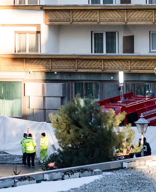 Polizeibeamte sind in der Nähe des Bereichs zu sehen, in dem in der Bar und Lounge Le Constellation nach einer Explosion in den frühen Morgenstunden der Silvesternacht ein Feuer ausgebrochen ist. Bei einer Explosion und einem Brand in der Silvesternacht sind im noblen Schweizer Skiort Crans-Montana nach Polizeiangaben mehrere Menschen ums Leben gekommen.