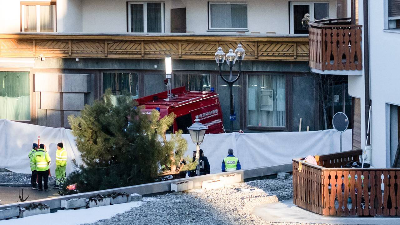 Polizeibeamte sind in der Nähe des Bereichs zu sehen, in dem in der Bar und Lounge Le Constellation nach einer Explosion in den frühen Morgenstunden der Silvesternacht ein Feuer ausgebrochen ist. Bei einer Explosion und einem Brand in der Silvesternacht sind im noblen Schweizer Skiort Crans-Montana nach Polizeiangaben mehrere Menschen ums Leben gekommen.